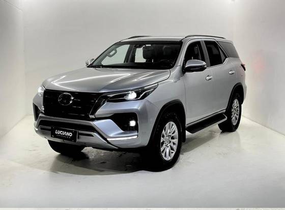 TOYOTA HILUX SW4 2.8 D-4D TURBO DIESEL SRX 7L 4X4 AUTOMÁTICO TOYOTA HILUX SW4 2.8 D-4D TURBO DIESEL SRX 7L 4X4 AUTOMÁTICO